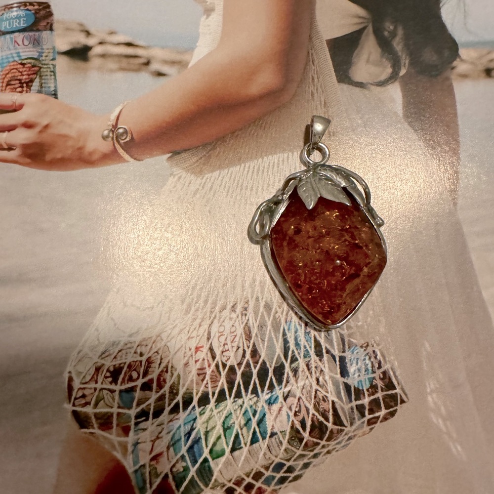 925 Silvers pendant with Amber stone.